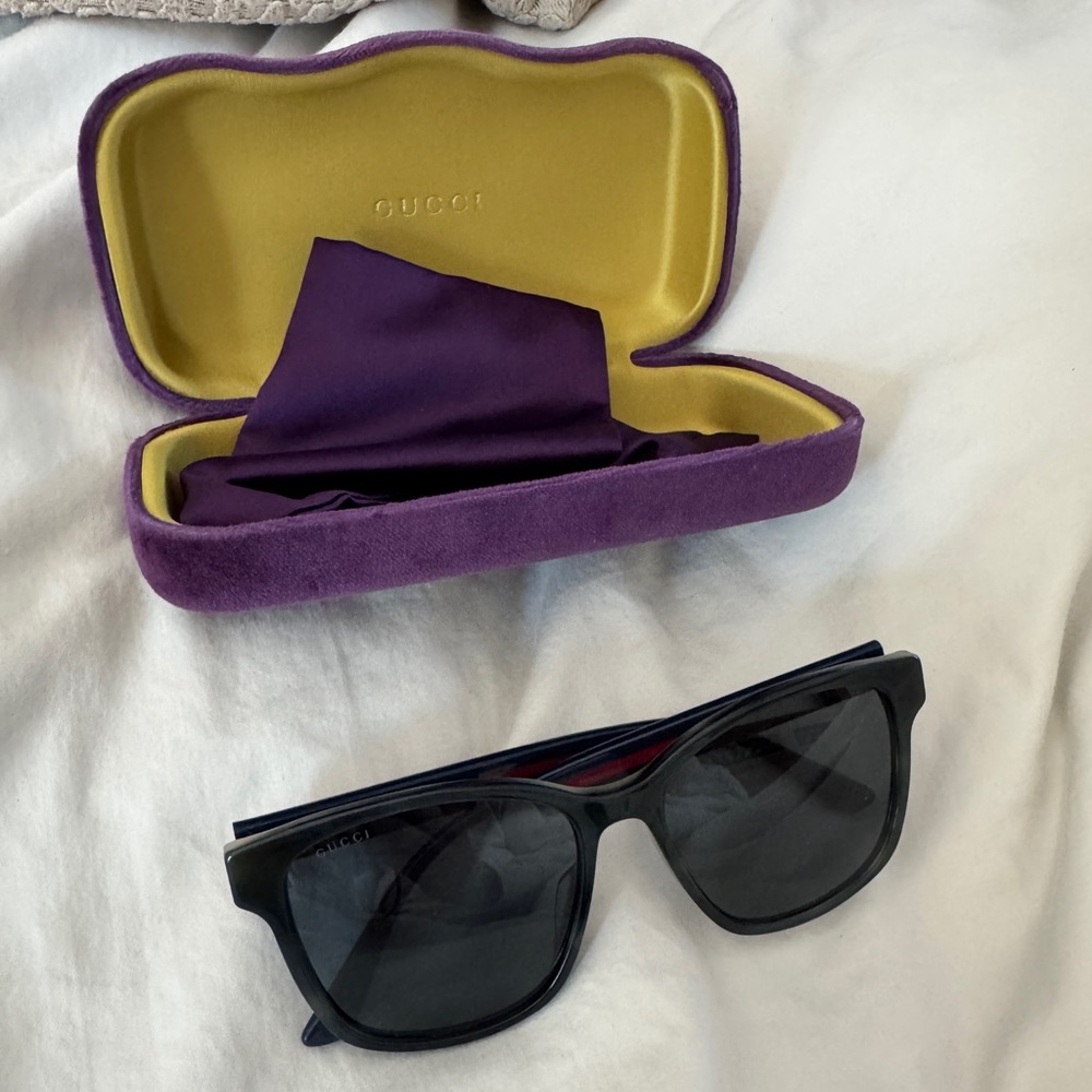 Gucci Black Sunglasses with case and pouch
